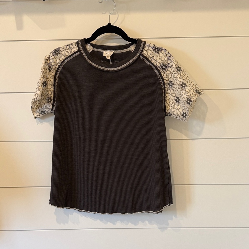 POL Charcoal Gray and Cream Ribbed Texture Floral Sleeve Top Size M